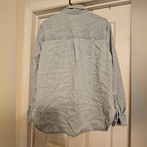 NWT Women's Relaxed Fit Button Up Denim Shirt. Size:XL. - Picture 3 of 6